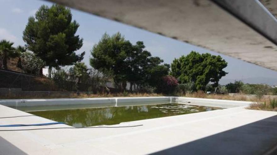 Vista de la piscina de Colmenarejo, que los vecinos critican que lleva dos años con agua y sin inaugurar.