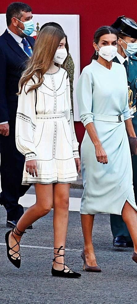La Infanta Sofía y su madre, la Reina Letizia, vestidas respectivamente de Claudie Pierlot y de Felipe Varela.