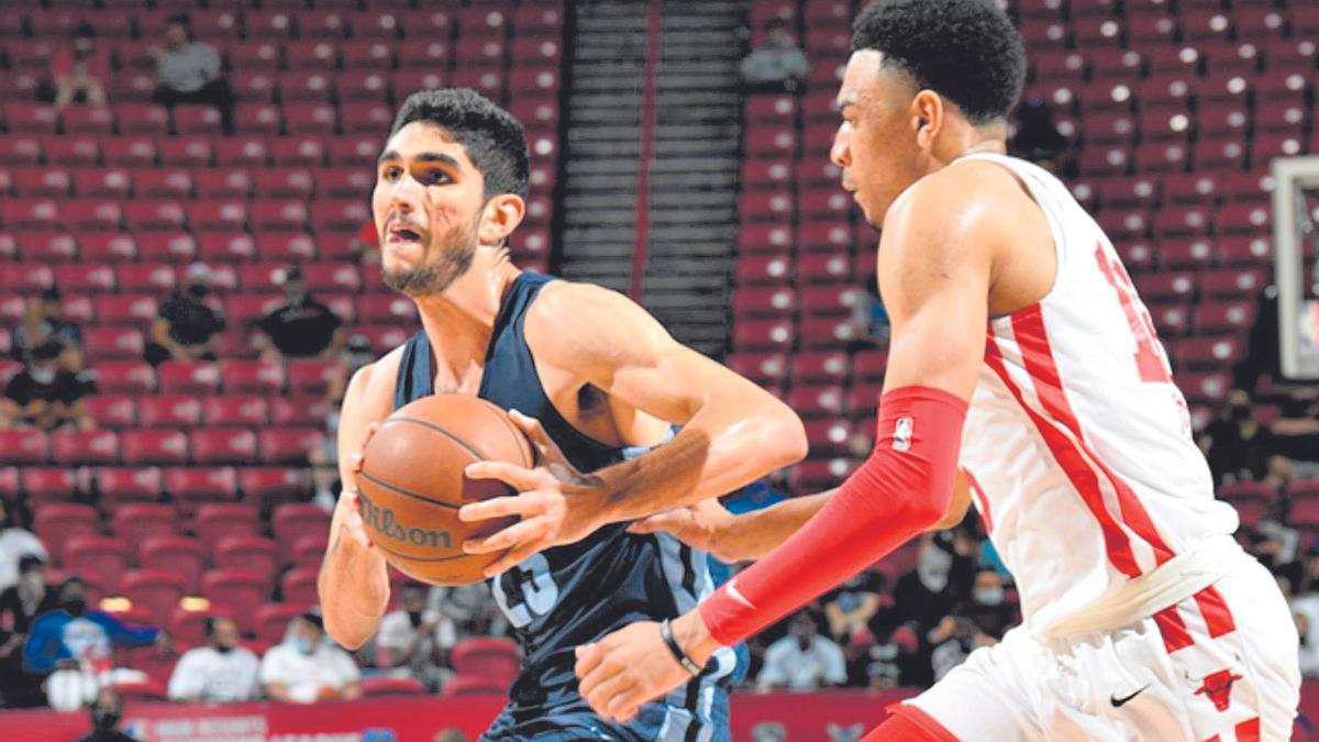 Santi Aldama en una acción a canasta durante el partido de la Summer League del domingo contra los Chicago Bulls.