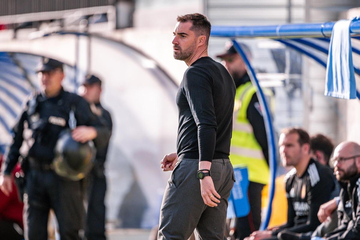 Sellés, en el banquillo del Nou Estadi de Encamp.