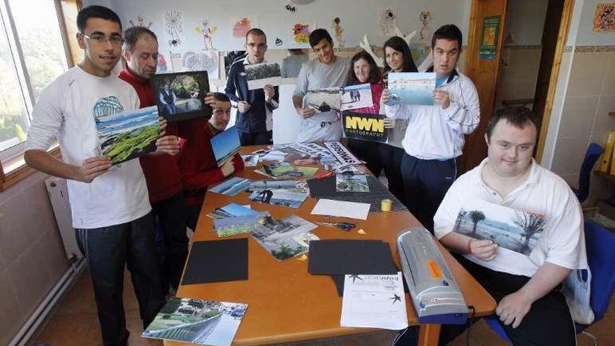 Integrantes del taller, durante la selección las fotos expuestas. // J. Lores