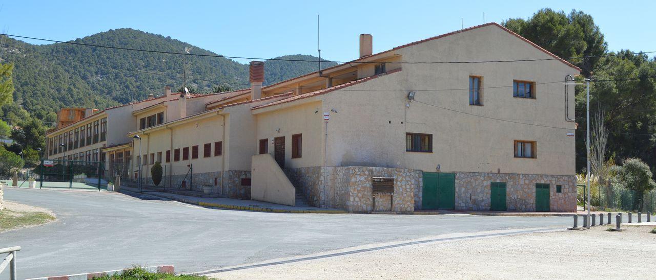 El hotel del Xorret del Catí lleva más de ocho años cerrado.