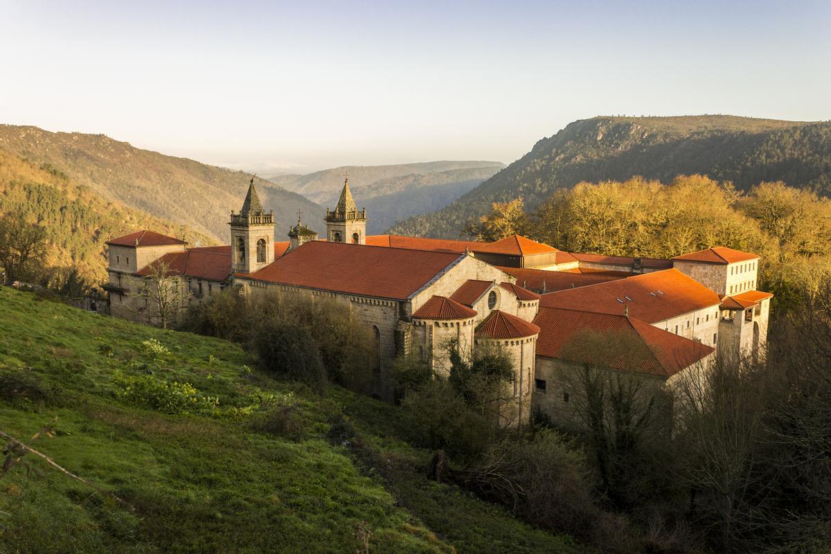 Un paisaje marcado por los monasterios medievales, como Santo Estevo del Sil.