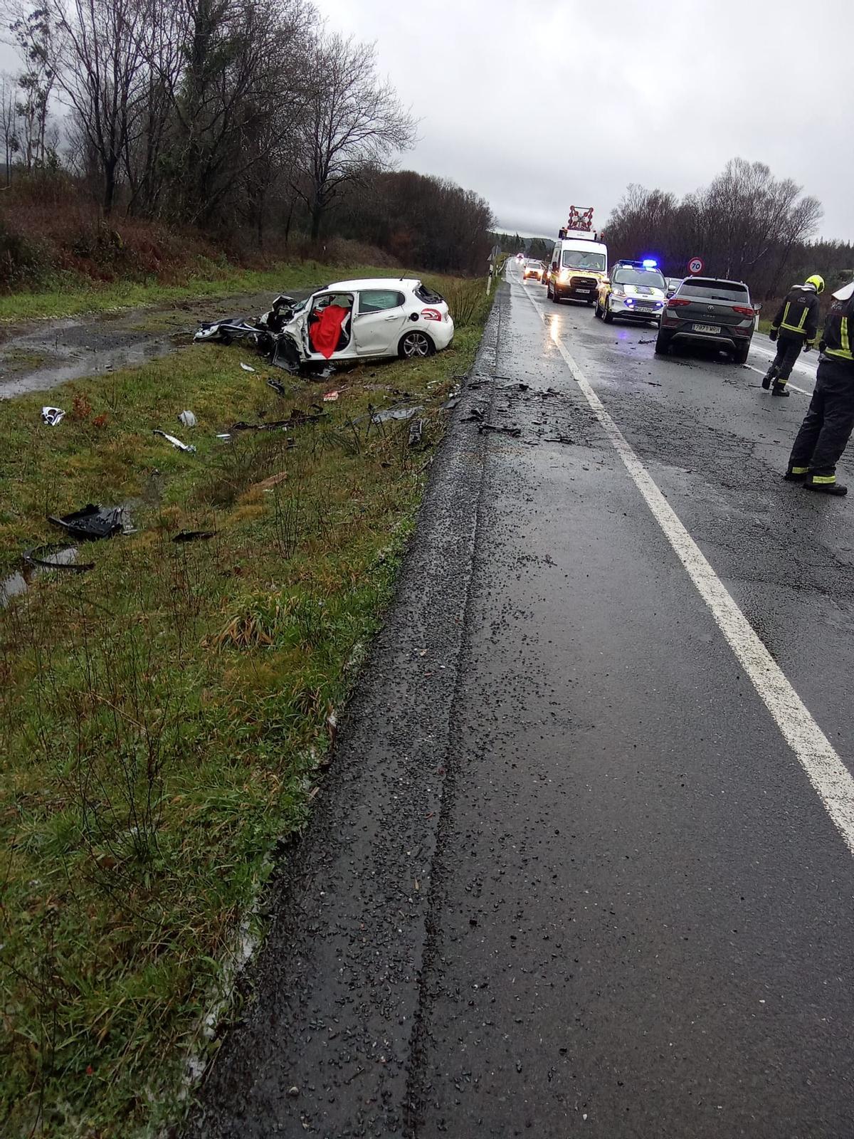 Efectivos de emergencias en el lugar del accidente mortal.
