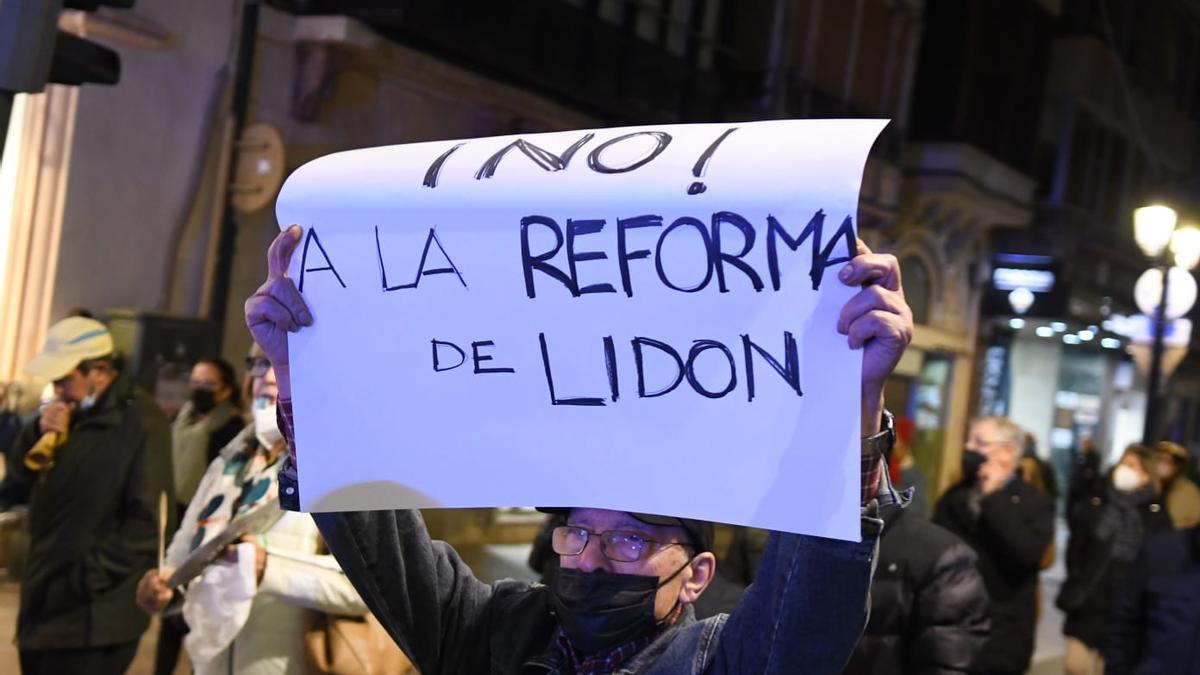 Un vecinos, con un cartel contra la reforma.