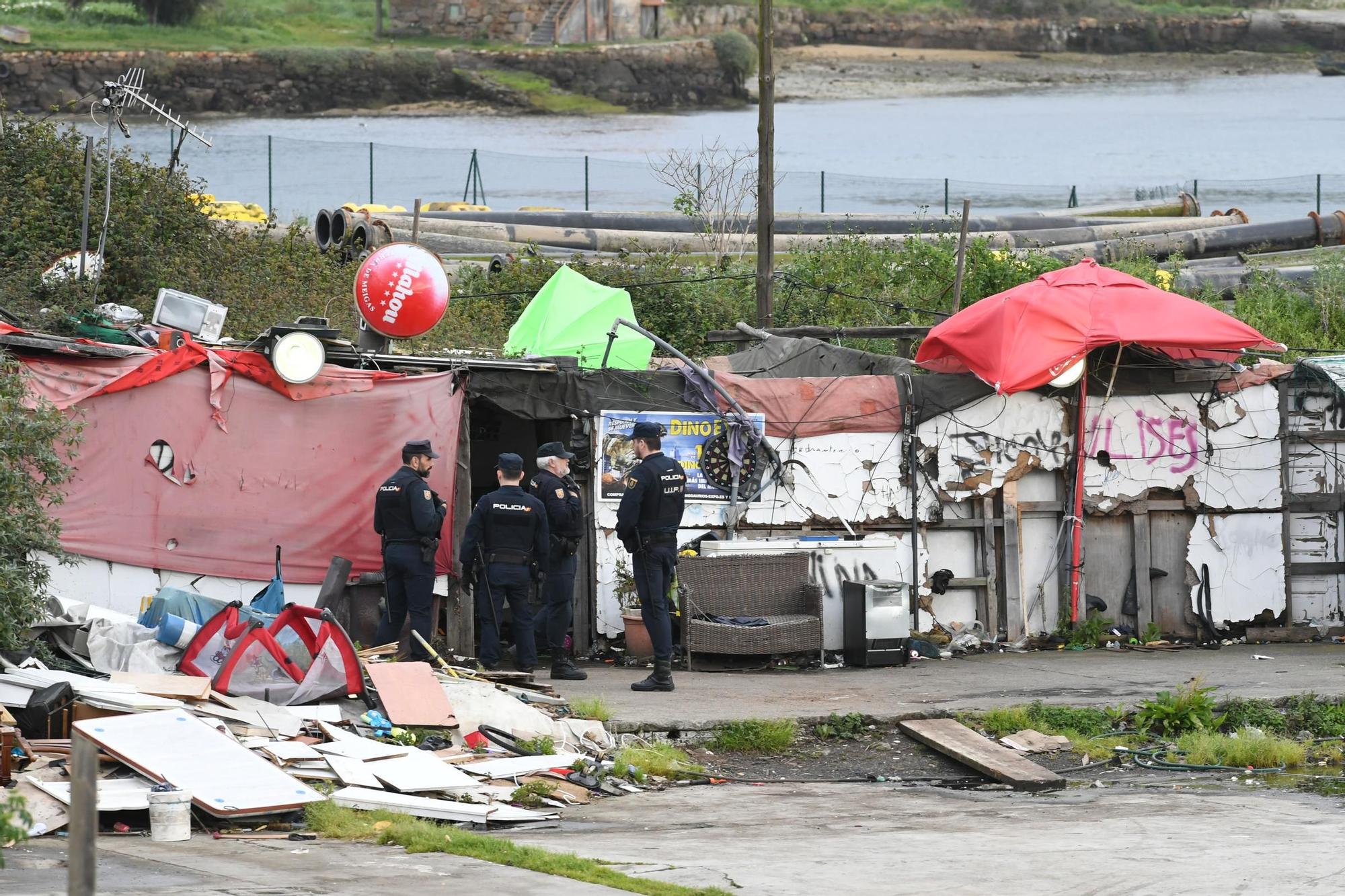 Adiós a la última chabola de A Pasaxe y a dos construcciones ocupadas de forma ilegal junto a la ría