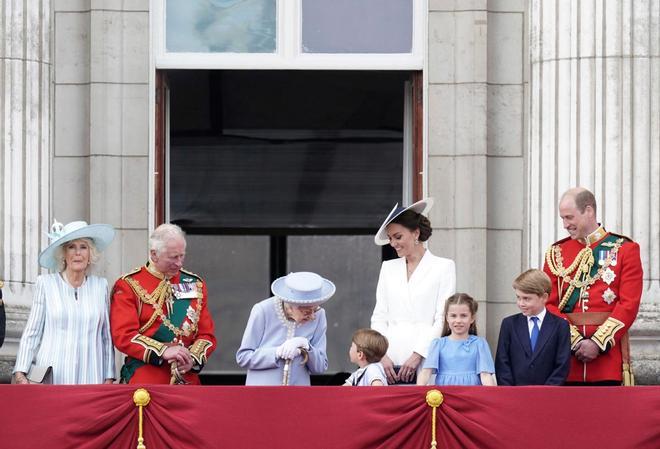La familia real británica (sin Harry y Meghan) se reúnen en el balcón de Buckingham durante el Jubileo de Platino