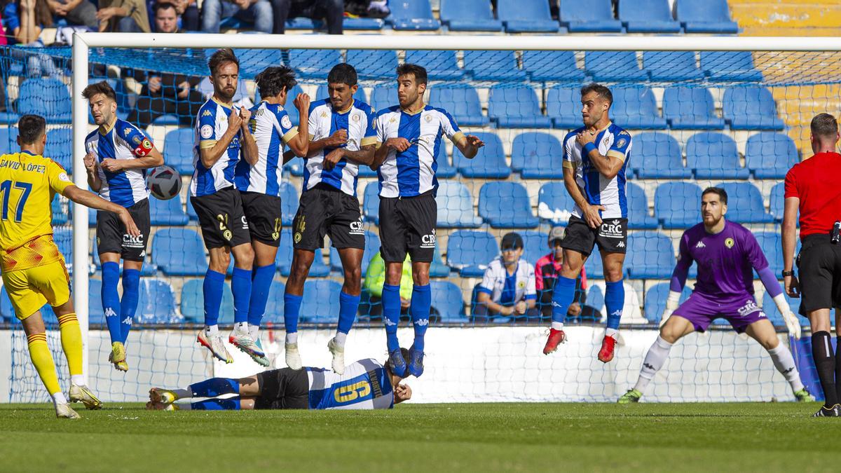 Momento en el que Míchel y Raúl Ruiz se separan y dejan el entrar el balón por el centro de la barrera en el 0-1.