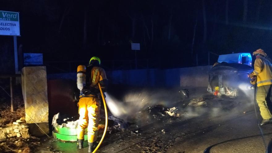 Susto en el Tosalet de Xàbia: arden contenedores junto a una densa pinada