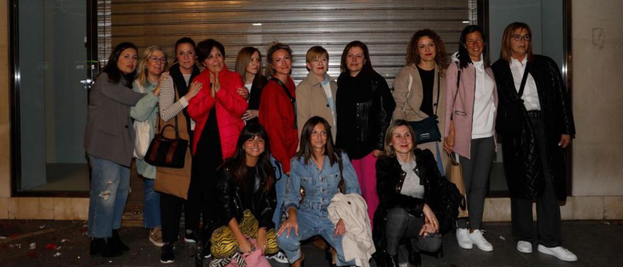 Las dependientas de Zara en la tienda de Avilés posan ante la verja ya bajada definitivamente. | Mara Villamuza