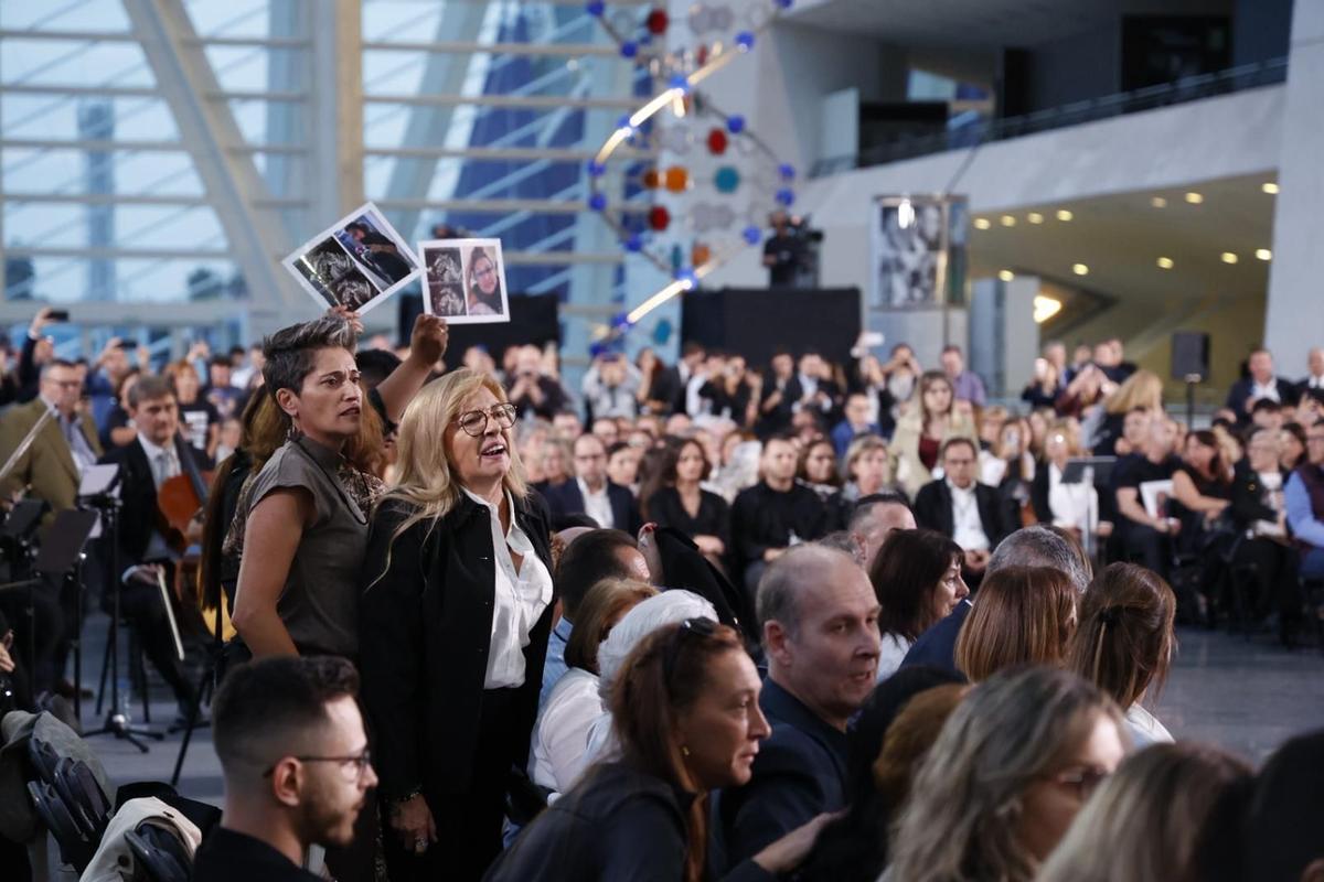 Dos familiars de víctimes de la DANA al funeral d'Estat