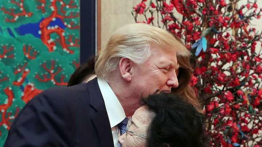 Trump abraza en Seúl a una de las mujeres convertidas en esclavas sexuales durante la invasión japonesa en la II Guerra Mundial.