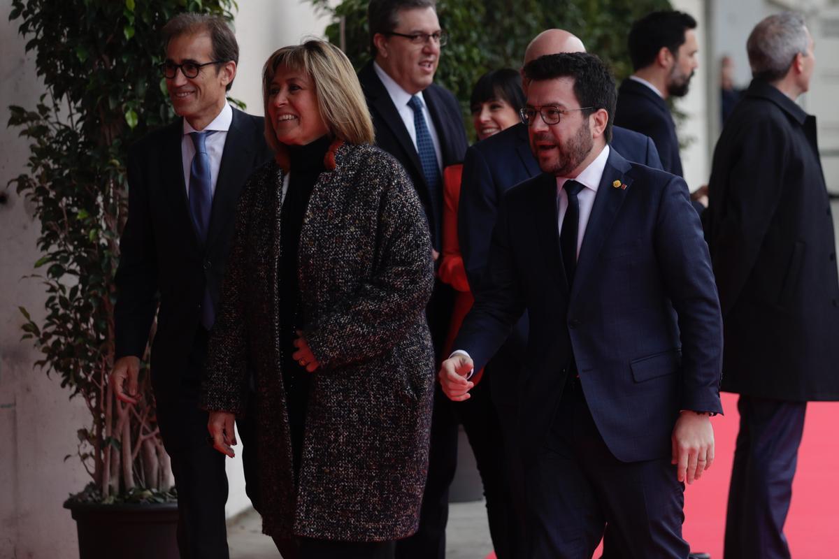 Pere Aragonès y Núria Marían, junto a otras autoridades, en la inauguración del MWC 2023