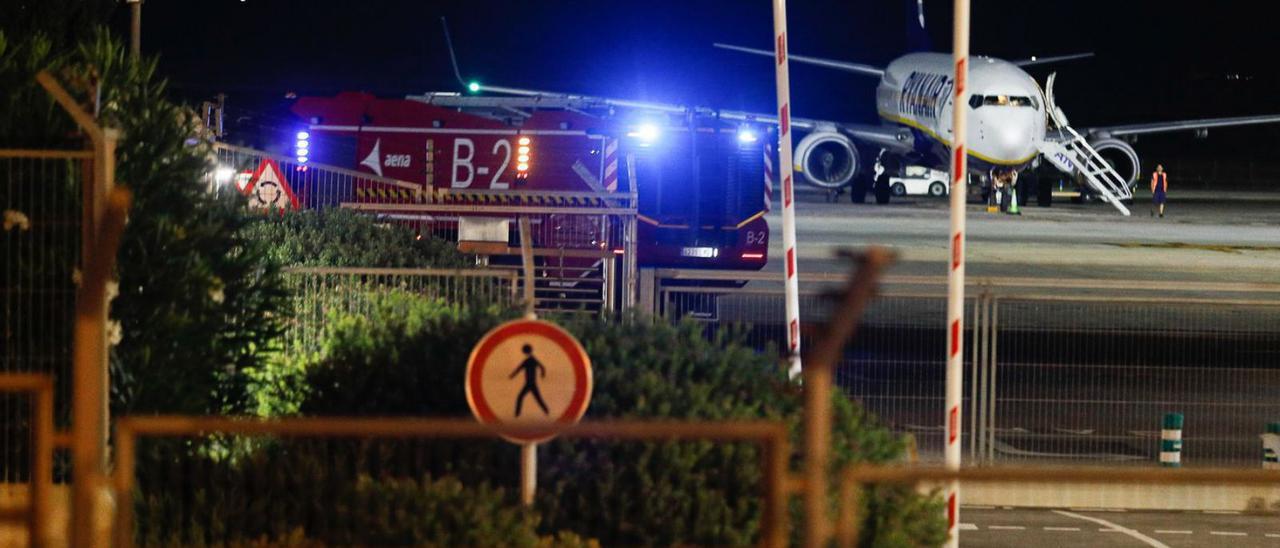 Un camión de los bomberos en la zona de la pista, la misma noche del lunes. | TONI ESCOBAR