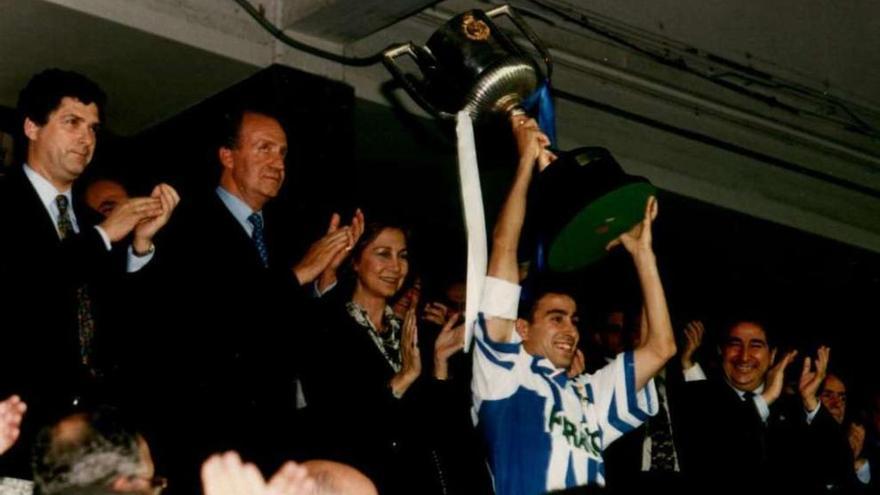 José Ramón levanta la Copa del Rey en 1995 como capitán del Deportivo.