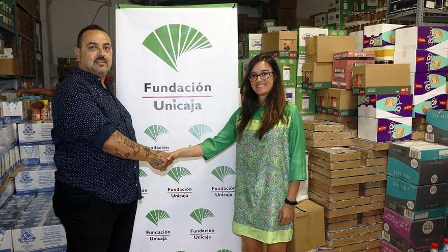 El presidente vecinal Curro López, con Irene Acosta, de la Fundación Unicaja.