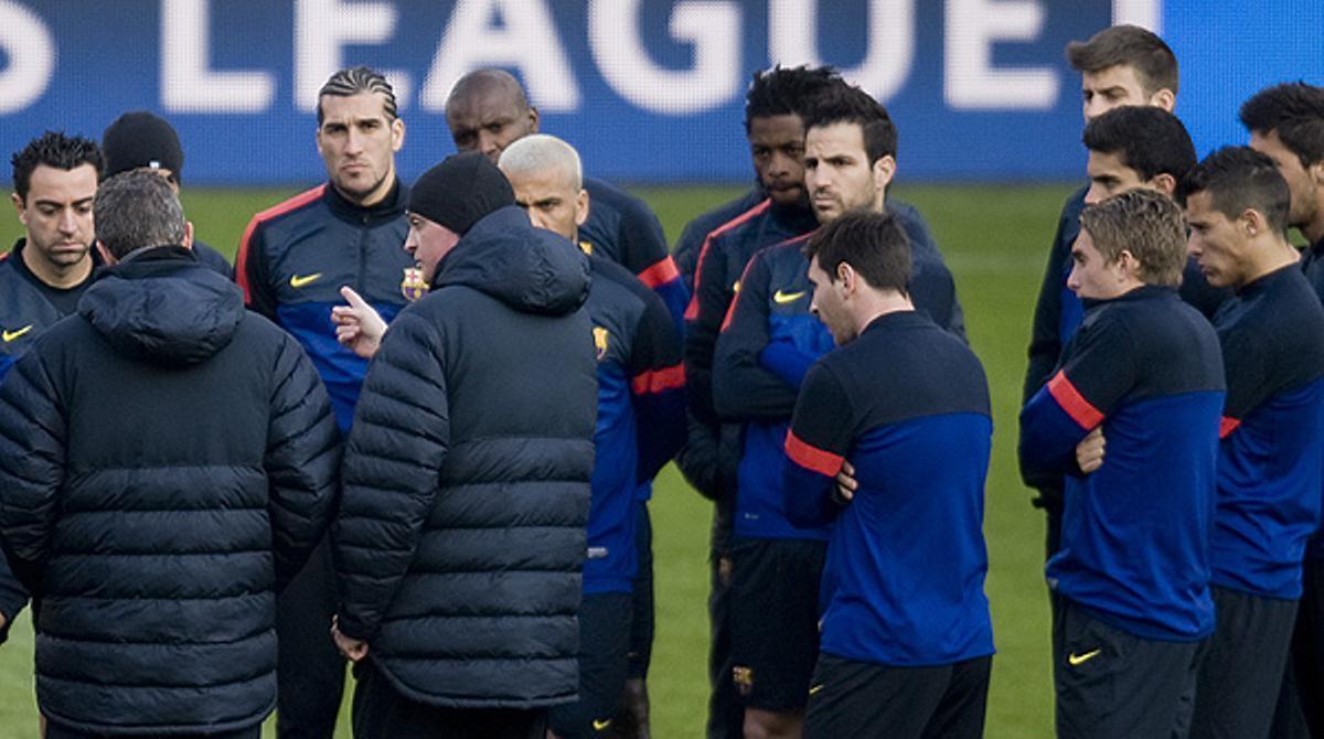 El tècnic blaugrana dóna instruccions als seus jugadors, en l’últim entrenament abans del partit contra el PSG.
