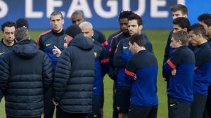 El tècnic blaugrana dóna instruccions als seus jugadors, en l’últim entrenament abans del partit contra el PSG.