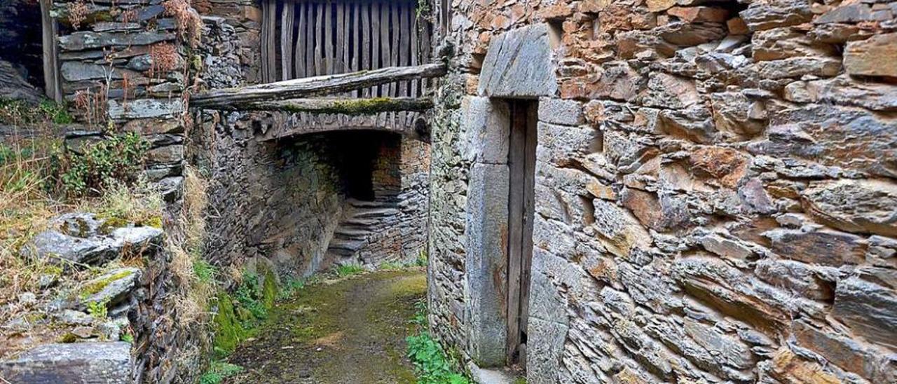 1 Uno de los pasadizos entre las casas. 2 La casa de Vilar, atravesada por un túnel de 20 metros. 3 Galería que une dos edificaciones. 4 Puerta de la capilla.