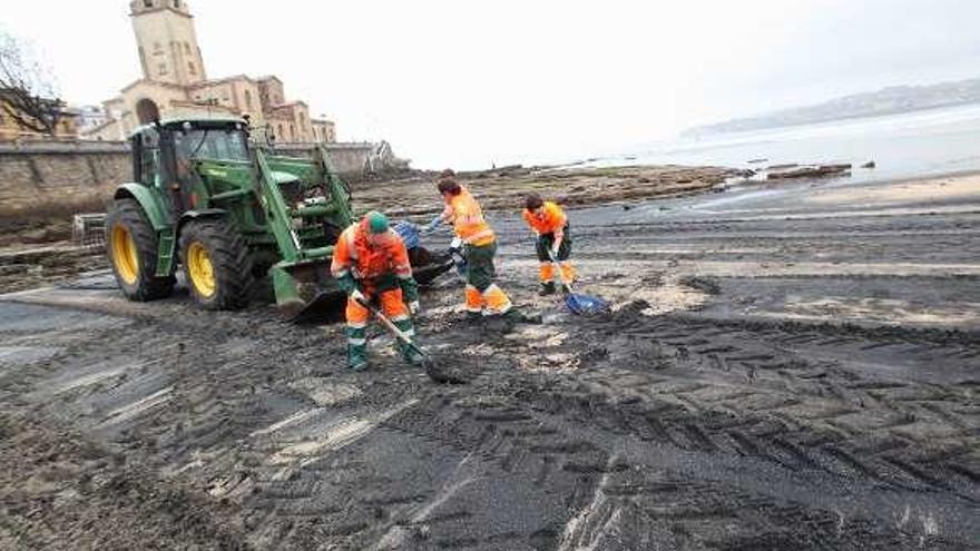 Operarios de Emulsa, retirando carbón de San Lorenzo.