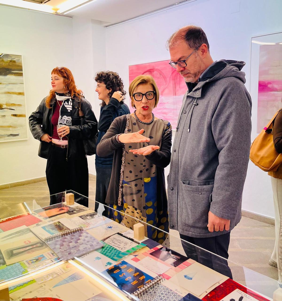 Lidón Artero durant la inauguració de la seua exposició a la galeria castellonenca Cànem.