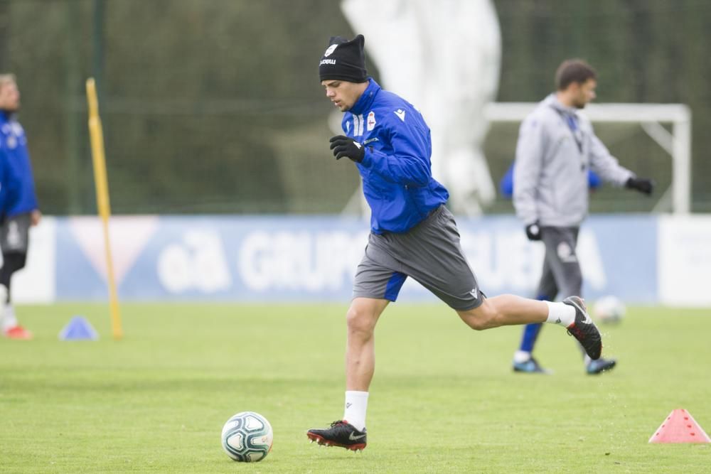 Luis César Sampedro dirigió a sus jugadores en un partido de once contra once en la ciudad deportiva de Abegondo.