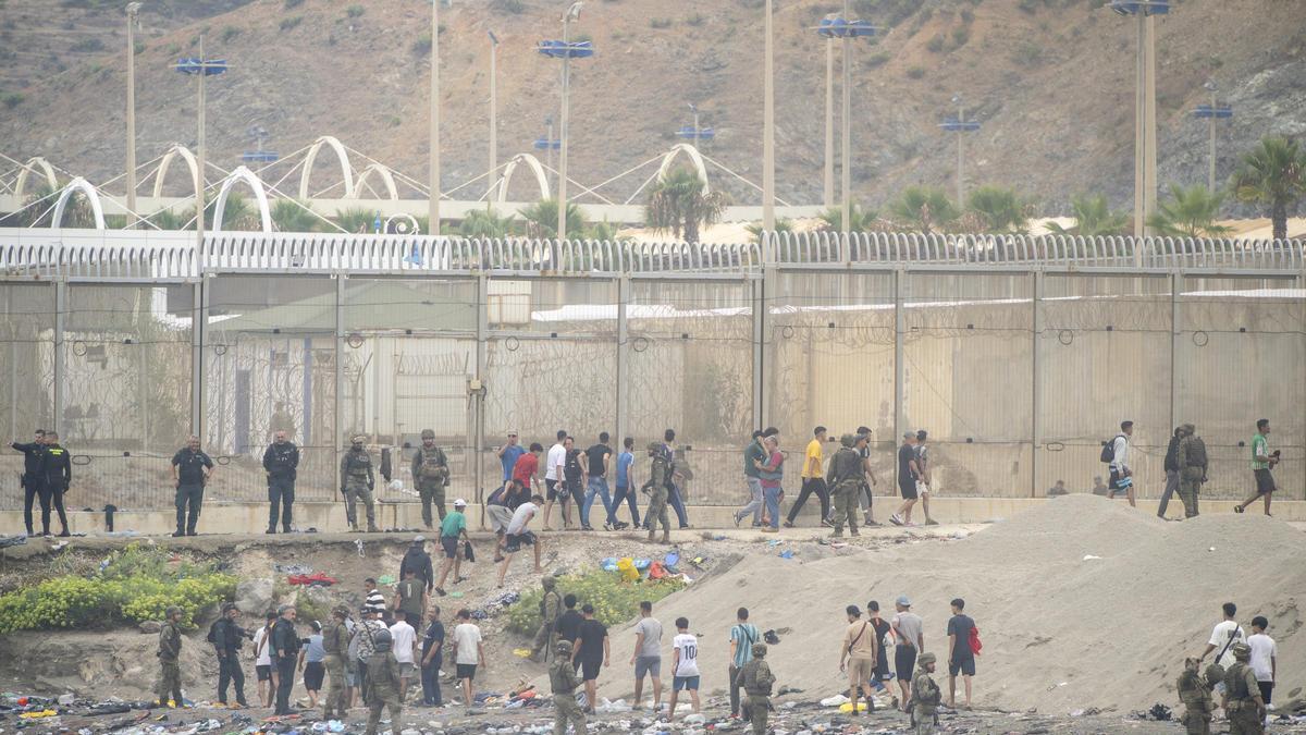 Decenas de personas siguen intentando cruzar la frontera, a 31 de julio de 2026, en Ceuta (España).