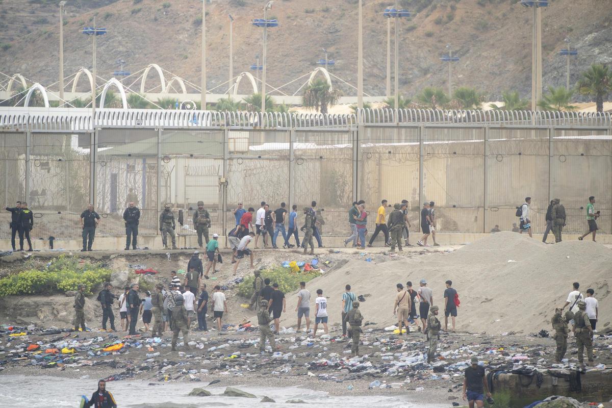 Decenas de personas siguen intentando cruzar la frontera, a 31 de julio de 2026, en Ceuta (España).