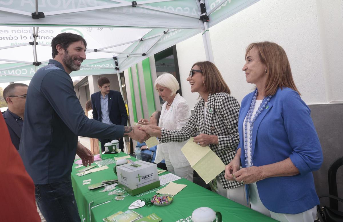 Mesa de cuestación contra el cáncer con Valencia Basket, Juan Roig y Hortensia Herrero