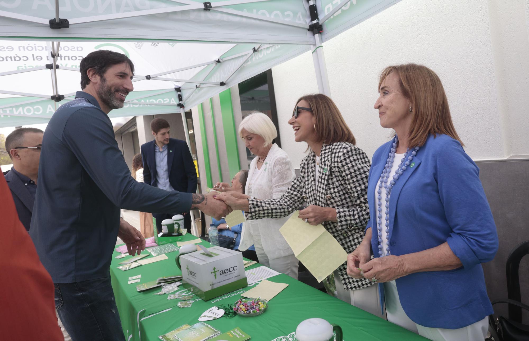 Mesa de cuestación contra el cáncer con Valencia Basket, Juan Roig y Hortensia Herrero