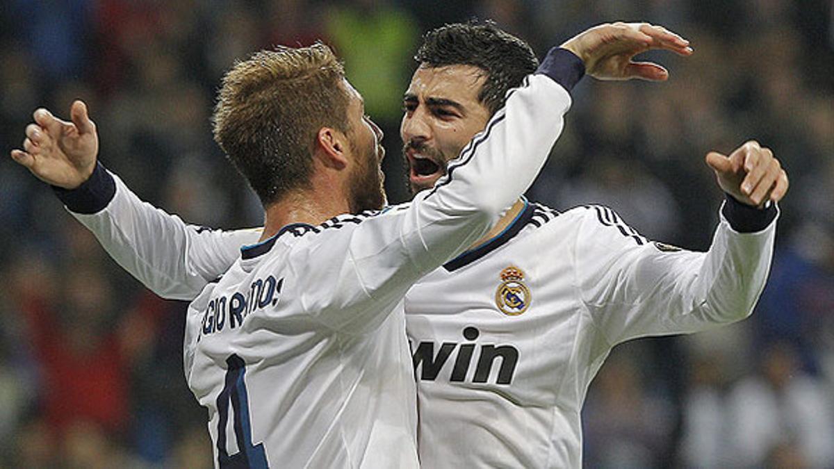 Raúl Albiol (derecha) celebra con Sergio Ramos un gol de su equipo