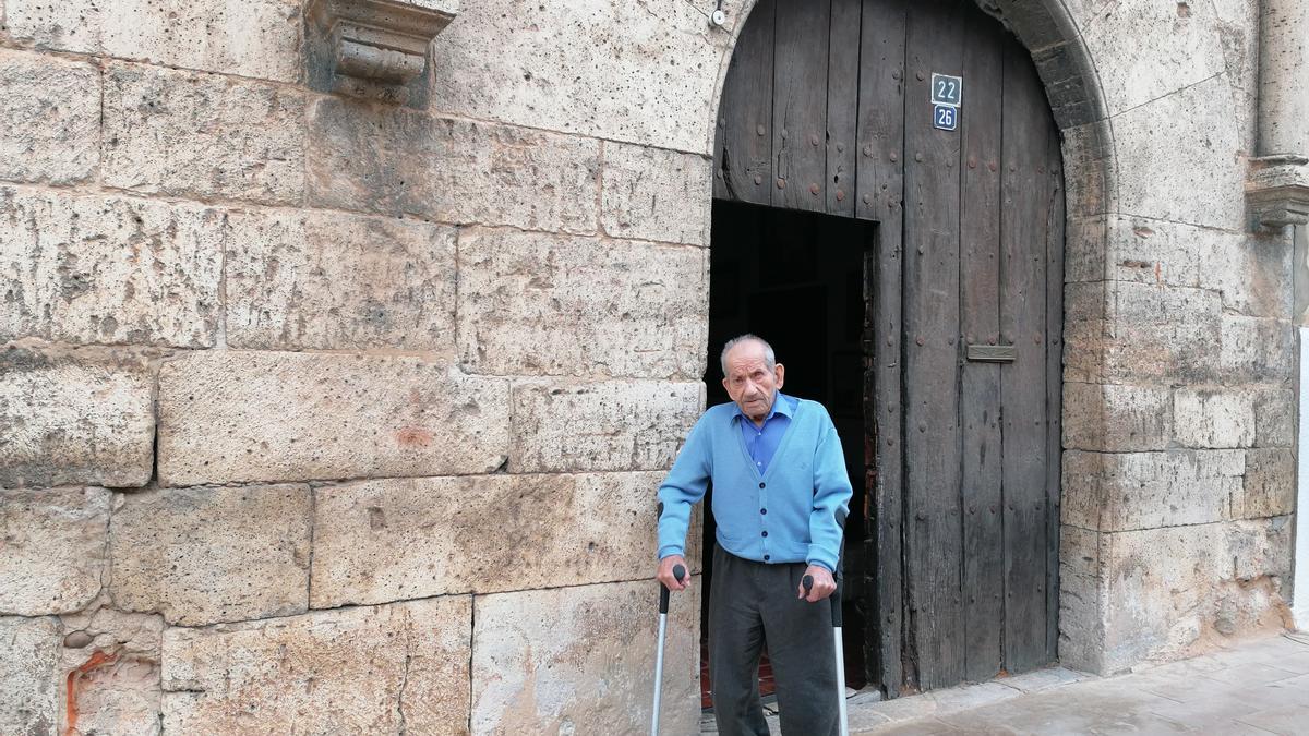 El centenario toresano posa en la fachada principal de la &quot;Casa de la Nunciatura&quot;