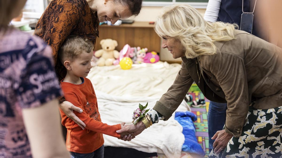 La esposa de Biden visita a la de Zelenski en la frontera de Ucrania con Eslovaquia