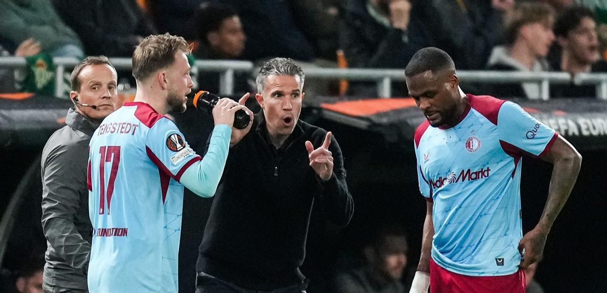 Larin, junto a Robin Van Persie durante el partido del Feyenoord ante el Betis en Europa League.
