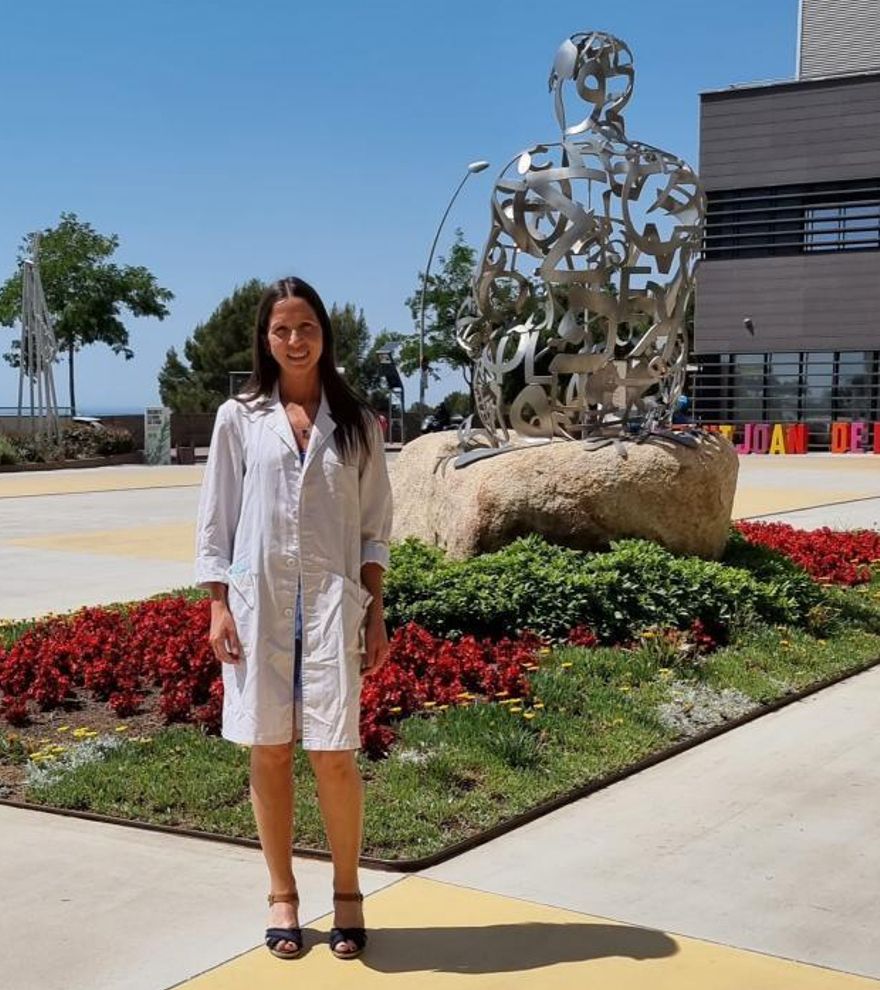 Varela, ayer, en la entrada del Hospital Sant Joan de Déu. |  