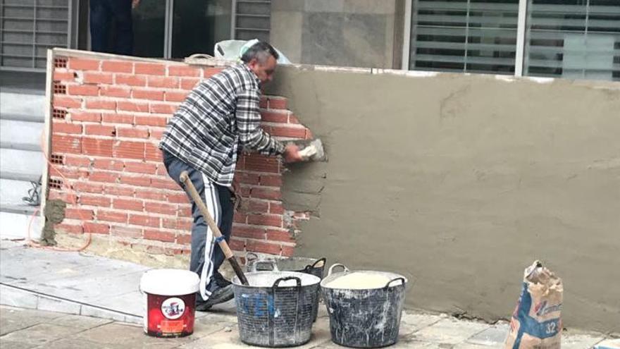 El Ayuntamiento &quot;adecenta&quot; el acceso al edificio Consistorial