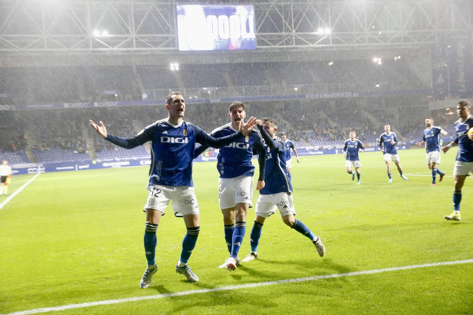 EN IMÁGENES: Ambiente y partido de un Real Oviedo-Levante pasado por agua