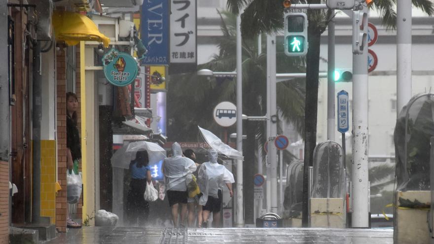 El tifón Khanun deja al menos 2 muertos y 60 heridos en Japón