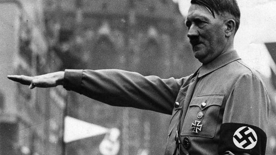 Foto de archivo sin fecha de Adolf Hitler saludando a las tropas alemanas durante un desfile militar.