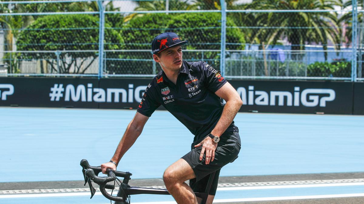 Max Verstappen rueda en bici en el circuito urbano de Miami.