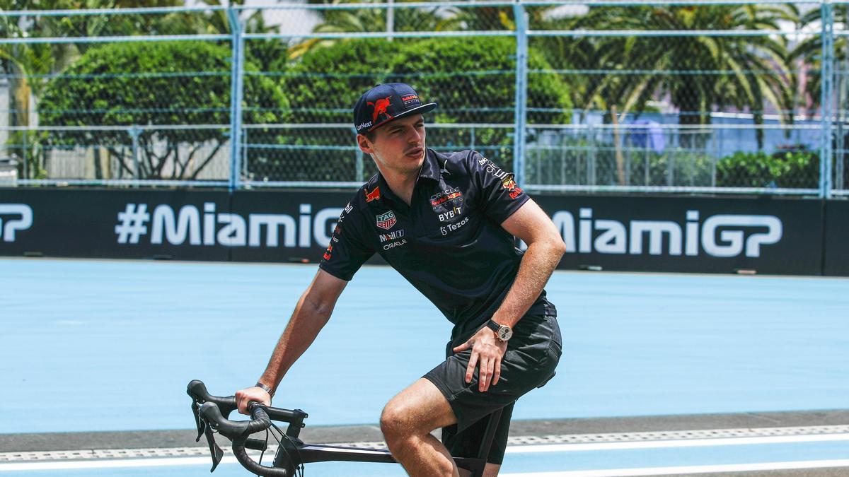 Max Verstappen rueda en bici en el circuito urbano de Miami.