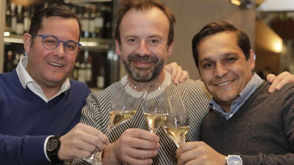 Nacho Manzano, en el centro, brindando con Javier e Isaac Loya ayer por la tarde en el restaurante Mestura, en Oviedo. | Fernando Rodríguez