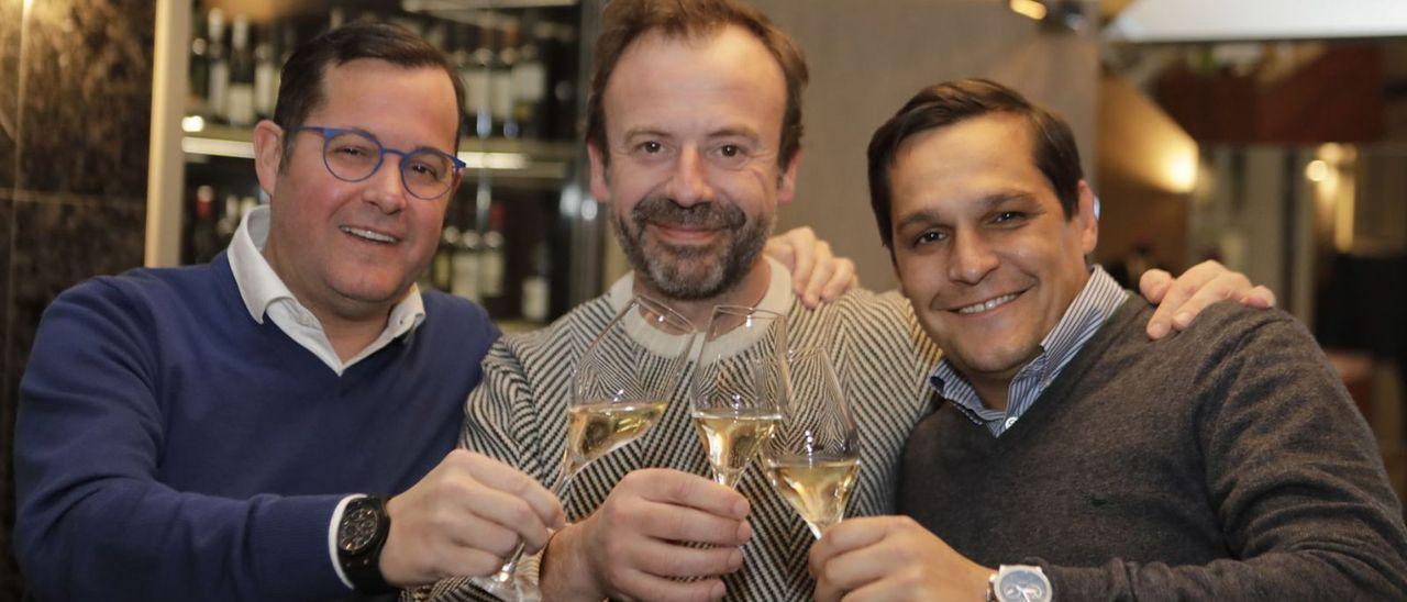 Nacho Manzano, en el centro, brindando con Javier e Isaac Loya ayer por la tarde en el restaurante Mestura, en Oviedo. | Fernando Rodríguez