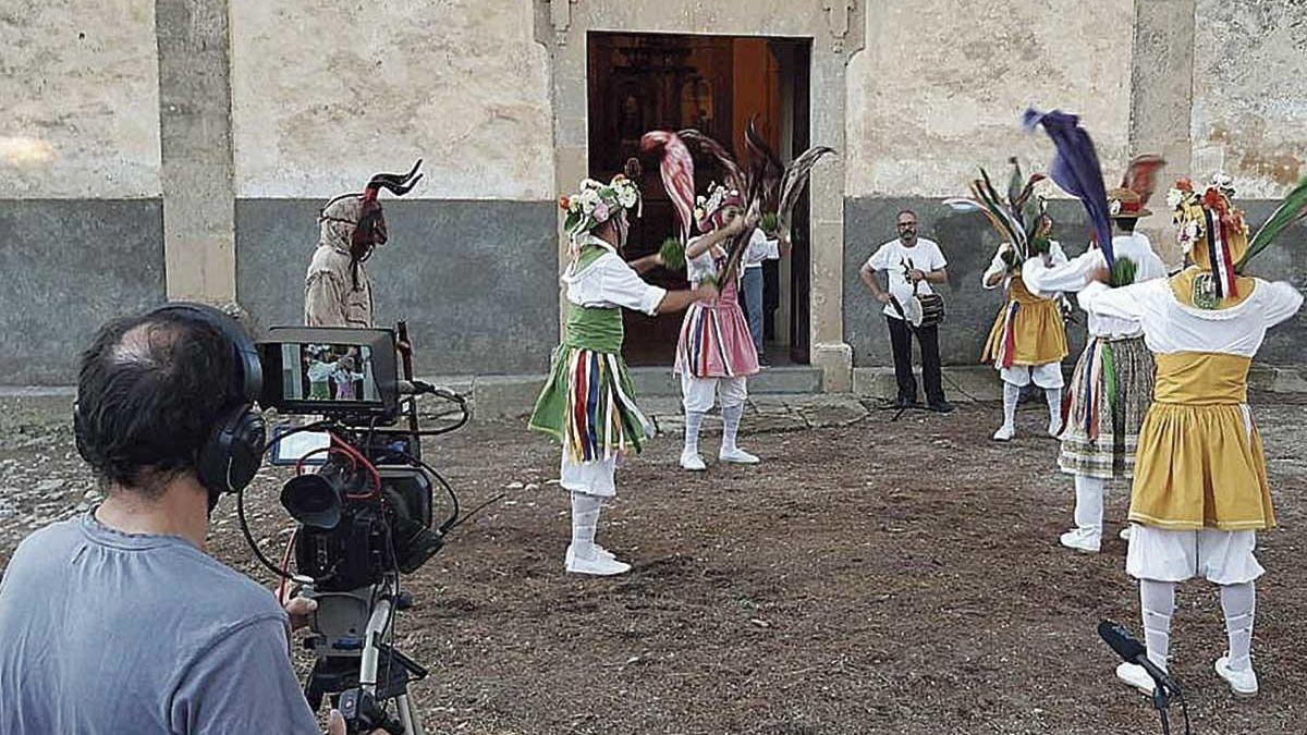 Los &#039;Cossiers&#039; han grabado sus bailes en el Puig de Sant Miquel para emitirlos a través de las redes.