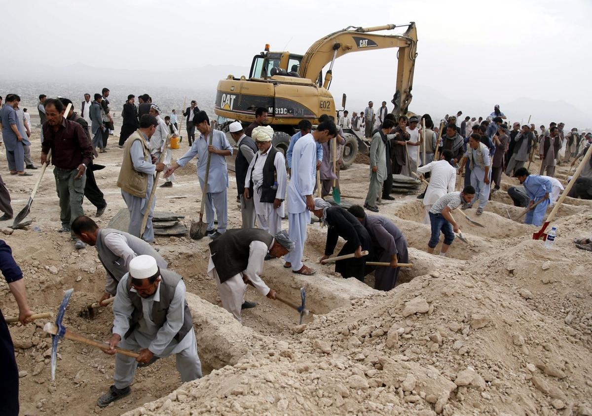 KAB01. Kabul (Afghanistan), 24/07/2016.- People dig graves for the burial of the victims a day after a suicide bomb attack in Kabul, Afghanistan, 24 July 2016. According to reports at least 80 people were killed and more than 550 injured when a bomb exploded a day before in Kabul, as thousands of people from Hazara minority were protesting the proposed route of the Turkmenistan, Uzbekistan, Tajikistan, Afghanistan and Pakistan (TUTAP) power line, calling on the government to re-route the line through Bamiyan province which has a majority of Hazara population. (Afganistán, Atentado, Tadjikistan) EFE/EPA/JAWAD JALALI