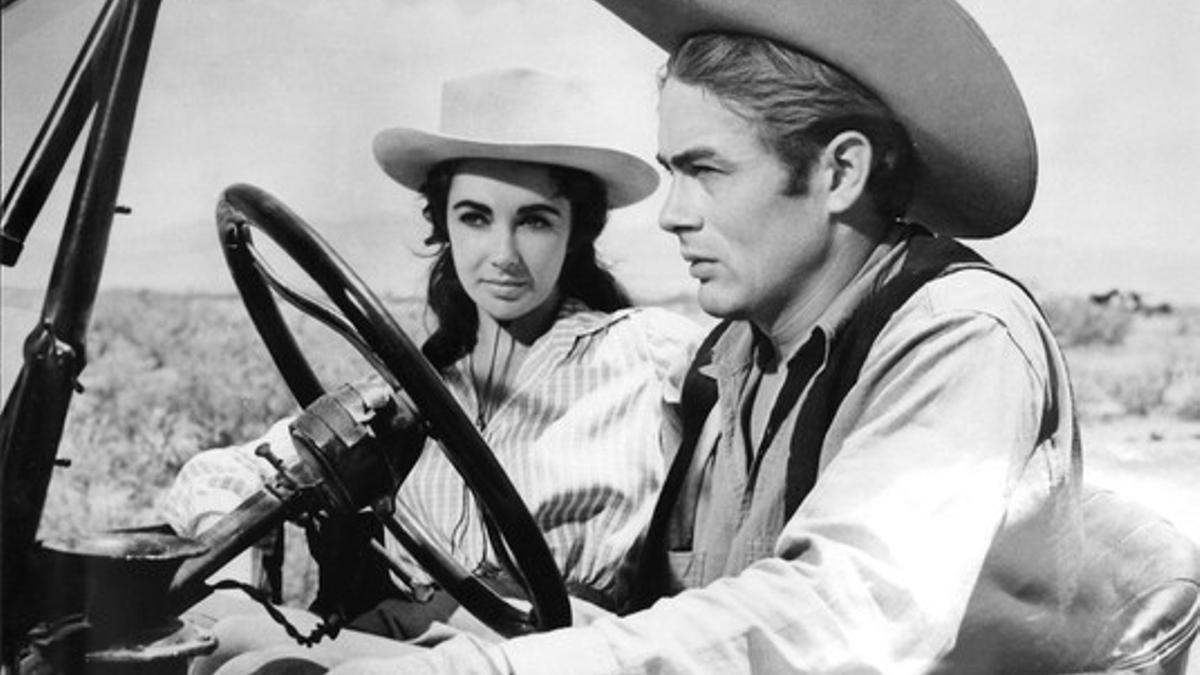 Elizabeth Taylor y James Dean, en una escena de 'Gigante' (1956).