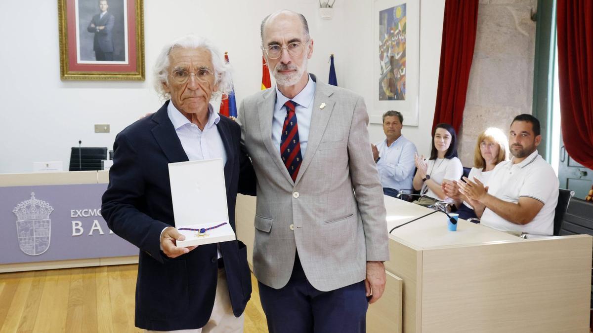 Eduardo Vieira recogió ayer la Carabela de Oro que le entregó el alcalde, Jesús Vázquez Almuiña.