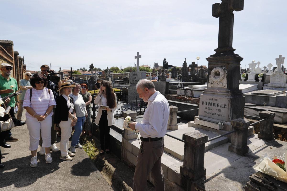 Oviedo. La Entidad Cultural Gaudiosa Asturias rinde homenaje a Leopoldo Alas Clarín en el 125.º aniversario de su fallecimiento en el cementerio de San Salvador