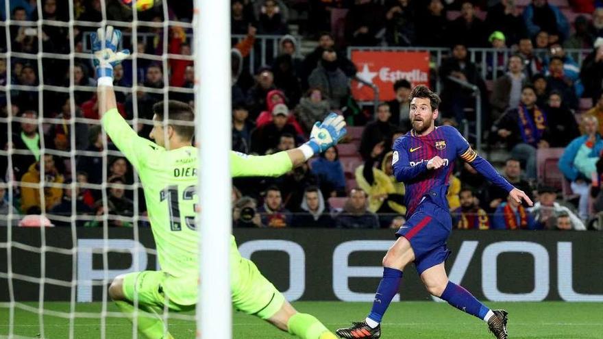 Messi supera a Oier, portero del Levante, para anotar su decimosexto tanto en LaLiga. // Albert Gea/Reuters