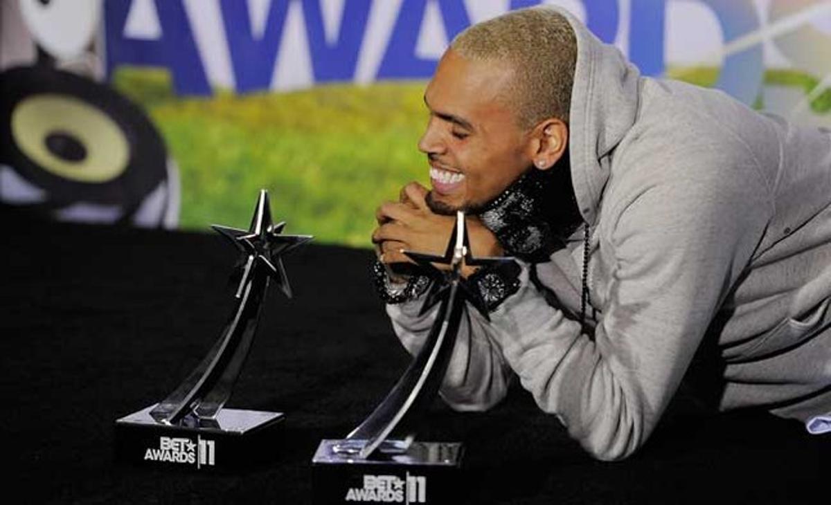 Chris Brown posa en el backstage dels premis BET, a Los Angeles, després de guanyar els guardons a la millor interpretació masculina de R&B i millor col·laboració per Look at Me Now amb Lil Wayne i Busta Rhymes.